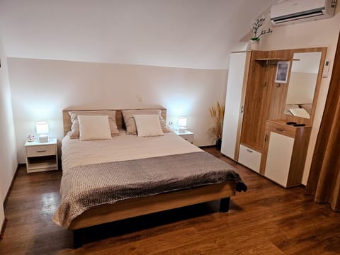 Bed, Photo of the whole room, Bedroom, wardrobe, air conditioner