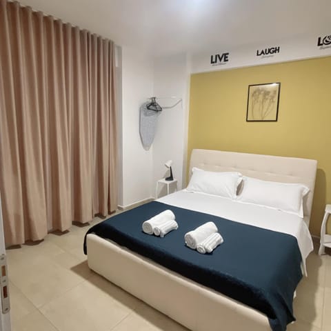 Bed, Bedroom, towels, air conditioner