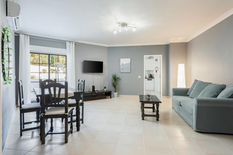 Communal lounge/ TV room, Bed, Living room, Dining area