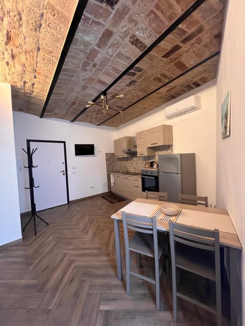 Kitchen or kitchenette, Dining area, oven, stove