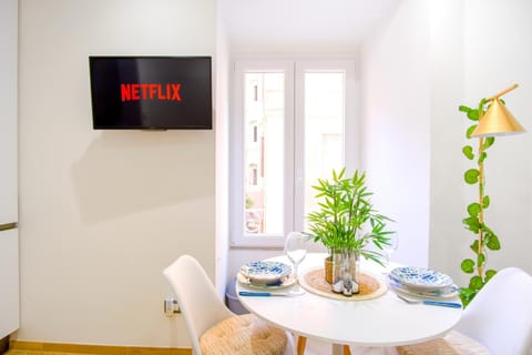 TV and multimedia, Living room, Seating area, Dining area