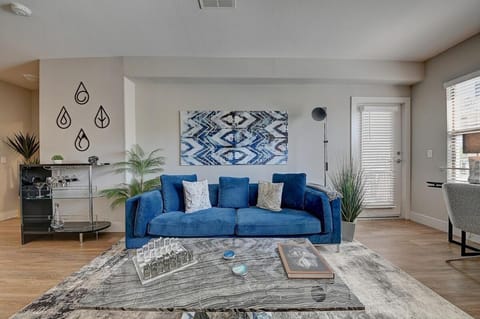 Sexy One Bedroom Apartment - Pool View & Parking Apartment hotel in Westwood