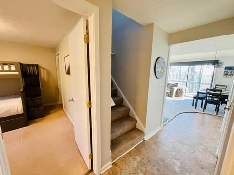 Beautiful Mountain Getaway - Walk to Everything! Apartment in Massies Mill