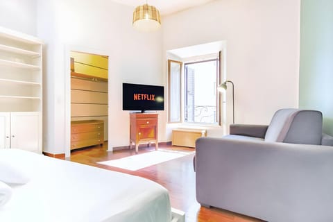 Communal lounge/ TV room, Bed, TV and multimedia, Living room, Photo of the whole room, Seating area, Evening entertainment, Bedroom