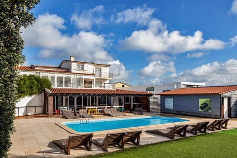 Property building, Patio, Day, Pool view, Swimming pool, Swimming pool, sunbed