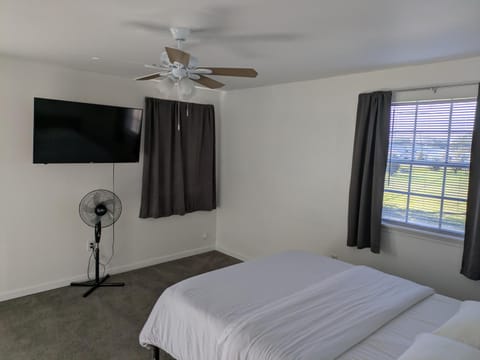 Bed, TV and multimedia, Bedroom