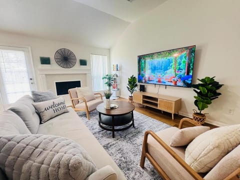 Communal lounge/ TV room, TV and multimedia, Living room, Seating area, Evening entertainment