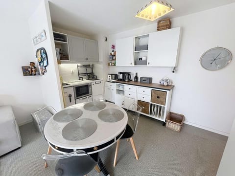 Charmant appart 1 chambre, 4 pers, balcon, parking, wi-fi - FR-1-361-569 Apartment in Jullouville