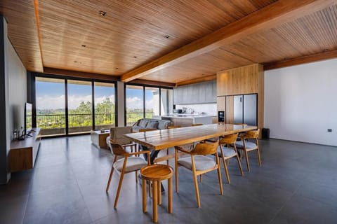 Kitchen or kitchenette, Dining area, minibar