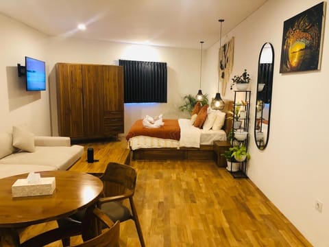 Bed, TV and multimedia, Photo of the whole room, Seating area, Bedroom