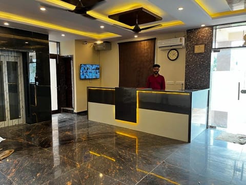 TV and multimedia, Lobby or reception, elevator