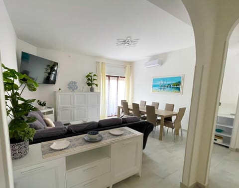 TV and multimedia, Kitchen or kitchenette, Living room, Decorative detail, Seating area, Dining area, air conditioner