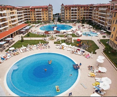 Day, Swimming pool, sunbed