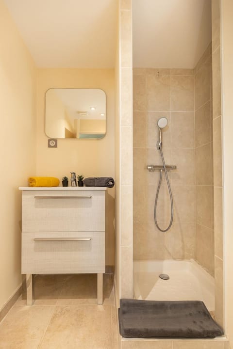 Shower, Bathroom, towels