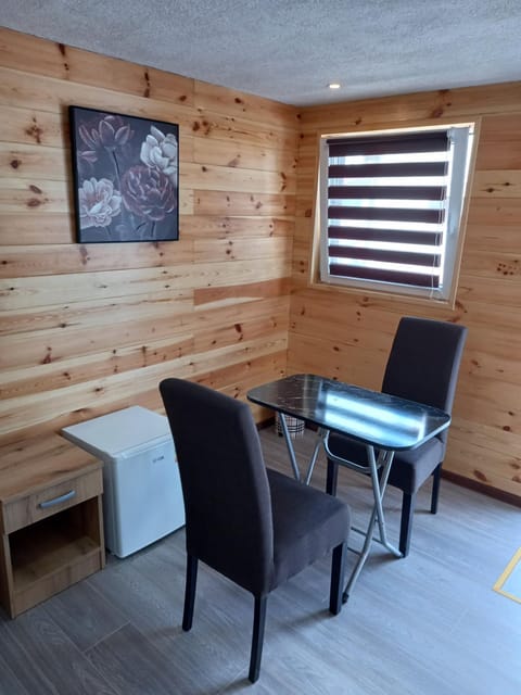 Living room, Seating area, Dining area, oven