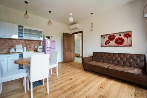 Kitchen or kitchenette, Living room, Seating area, Dining area