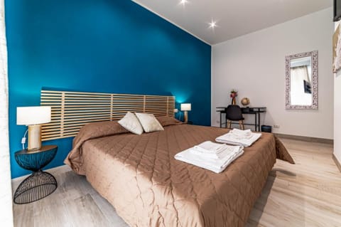 Bed, TV and multimedia, Photo of the whole room, Bedroom, towels
