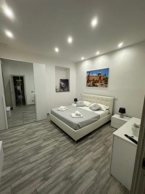 Bed, TV and multimedia, Photo of the whole room, Bedroom, towels