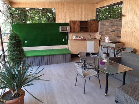 BBQ facilities, Kitchen or kitchenette, Dining area, Communal kitchen