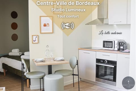 Kitchen or kitchenette, Seating area, Dining area, microwave, stove