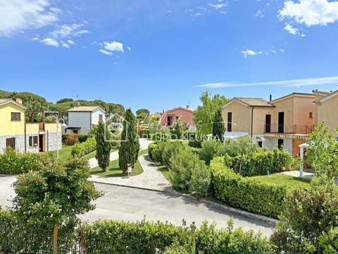 Property building, Spring, Neighbourhood, Natural landscape, Garden view, Street view