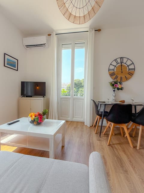 Communal lounge/ TV room, TV and multimedia, Living room, Seating area, Dining area, air conditioner