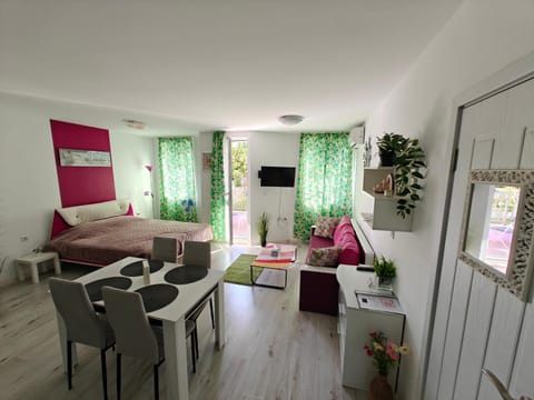 Communal lounge/ TV room, Bed, TV and multimedia, Living room, Photo of the whole room, Seating area, Dining area, Bedroom