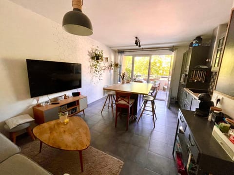 Communal lounge/ TV room, TV and multimedia, View (from property/room), Kitchen or kitchenette, Living room, Seating area, Dining area, Garden view, Meals, dishwasher, oven