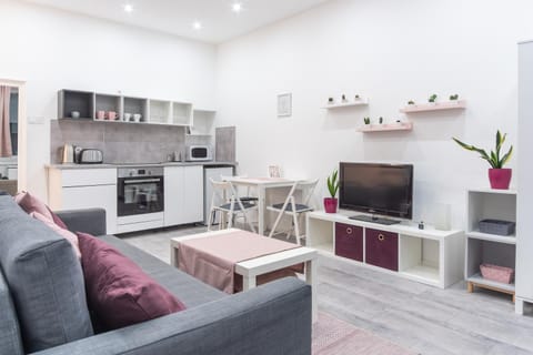 TV and multimedia, Kitchen or kitchenette, Living room, Seating area, stove