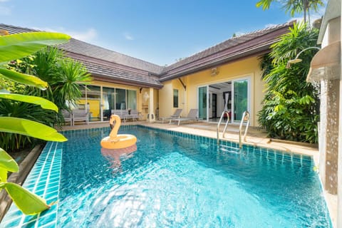 Property building, Patio, Day, Garden view, Pool view, Swimming pool, sunbed