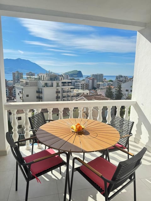 View (from property/room), Balcony/Terrace, Dining area, Sea view