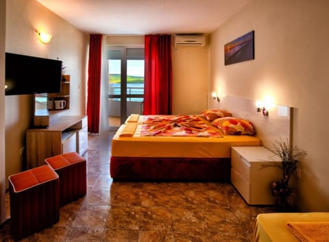 Communal lounge/ TV room, Bed, TV and multimedia, Photo of the whole room, Evening entertainment, Bedroom, towels, air conditioner
