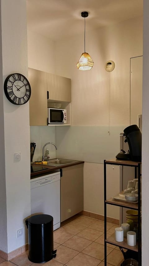 Coffee/tea facilities, Kitchen or kitchenette, dishwasher, microwave, stove