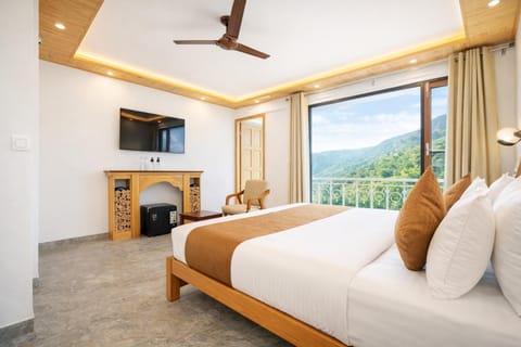 Bed, TV and multimedia, View (from property/room), Bedroom