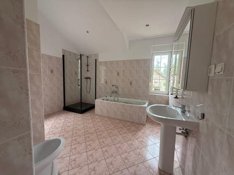 Shower, Toilet, Bathroom, Bath