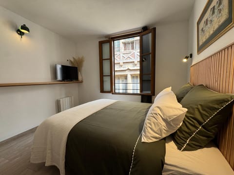 Bed, TV and multimedia, Photo of the whole room, Bedroom