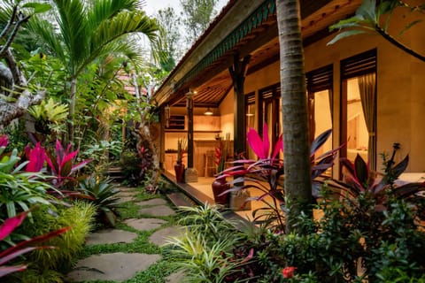 Property building, Patio, Day, Garden, Garden, Balcony/Terrace, Living room, Seating area, Garden view, Inner courtyard view, sunbed