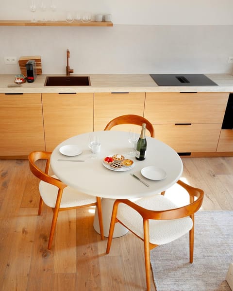 Kitchen or kitchenette, Dining area