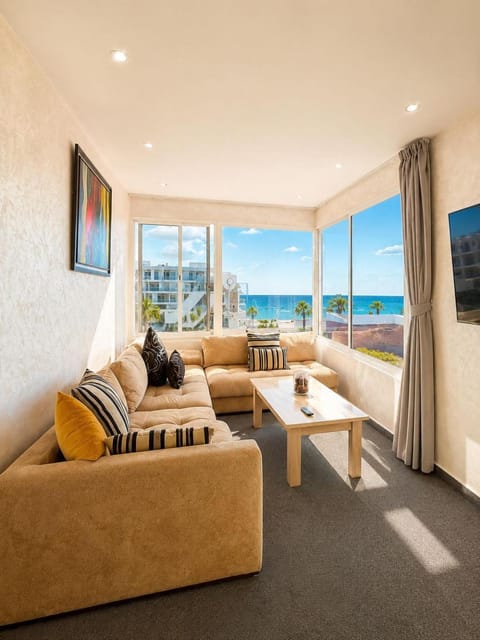 Communal lounge/ TV room, TV and multimedia, View (from property/room), Balcony/Terrace, Living room, Seating area, Sea view