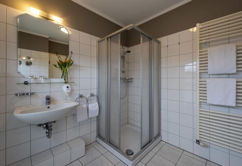 Shower, Bathroom, towels