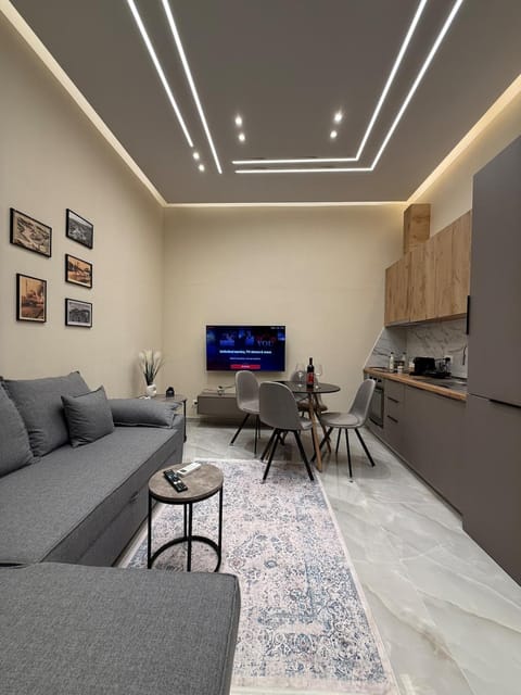 TV and multimedia, Living room, Seating area, Dining area