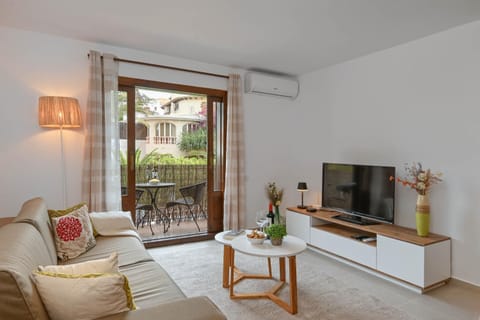 Living room, Seating area, air conditioner