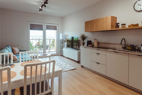 Coffee/tea facilities, Kitchen or kitchenette, Dining area, dishwasher, stove