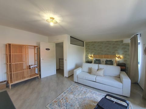 Bed, Living room, Photo of the whole room, Bedroom
