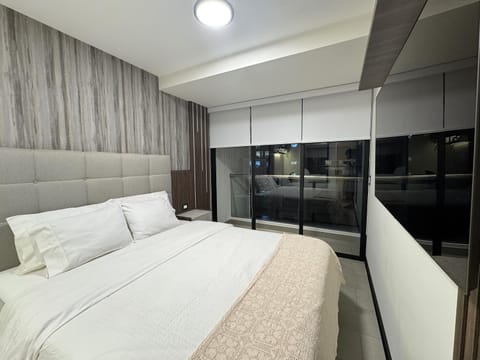 Bed, Photo of the whole room, Decorative detail, Bedroom