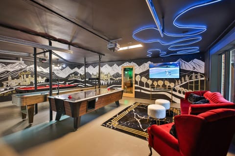 Biltmore Forest Retreat Sauna Hot tub Game Rm House in Asheville