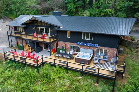 Biltmore Forest Retreat Sauna Hot tub Game Rm House in Asheville