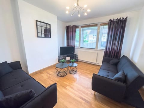 Clydebank 2 Bedroom Home Apartment in Glasgow