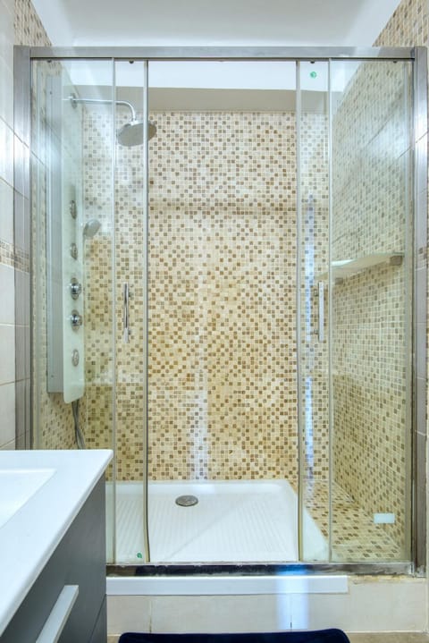 Grand T5 de 103 m2 au Bd Guigou avec 4 balcons Apartment in Marseille