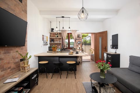 TV and multimedia, Seating area, Dining area, kitchen